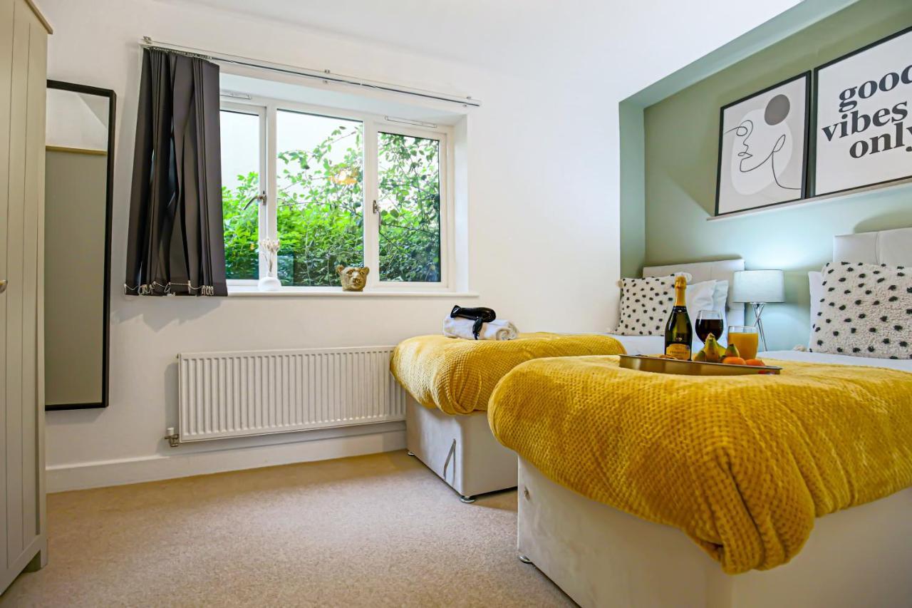 Stylish Apartment With Balcony, Free Parking, Fast Wifi And Smart Tv With Sky And Netflix By Yoko Property Milton Keynes Exterior photo